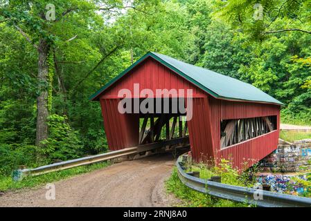 Brücke Nr. 35-58-35 die Helmick Mill Covered Bridge in der Deerfield Township bei Malta, Ohio, wurde 1867 von Samuel Price gebaut. Der mehrfache Königsposten Stockfoto