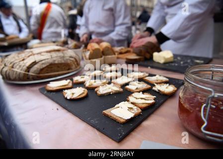 (170107) -- PARIS, 7. Januar 2017 -- Foto vom 7. Januar 2016 zeigt Gebäck zum Verkauf auf einem Wohltätigkeitsbasar in Paris, Frankreich. Dutzende Konditoreien versammelten sich am Samstag am Place Saint-Germain des Pres zu einem Wohltätigkeitsbasar in Paris. )(gl) FRANCE-PARIS-CHARITY BAZAAR-LA GALETTE DU COEUR 2017 ChenxYichen PUBLICATIONxNOTxINxCHN Paris 7. Januar 2017 Foto aufgenommen AM 7. Januar 2016 zeigt Gebäck zum Verkauf während eines Charity Bazars in Paris Frankreich Dutzende Konditoreien versammelten sich AM Samstag AUF dem Place Saint Germain the Pres für einen Charity Bazaar in Paris GL Frankreich Paris Charity Bazaar La Galette You C Stockfoto