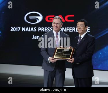 (170110) -- DETROIT, 9. Januar 2017 -- Sam Slaughter (L), Chairman der North American International Auto Show (NAIAS), verleiht Feng Xingya, Chief Director der chinesischen Guangzhou Automobile Group Motor (GAC Motor), anlässlich des Engagements des Unternehmens für 2017 NAIAS während der North American International Auto Show (NAIAS) 2017 in Detroit, USA, 9. Januar 2017. )(gj) U.S.-DETROIT-AUTO SHOW-NAIAS WangxPing PUBLICATIONxNOTxINxCHN Detroit 9. Januar 2017 North American International Car Show NAIAS Chairman Sat Slaughter l verleiht Auszeichnung an Feng Chief Director von China S Guangzhou Aut Stockfoto