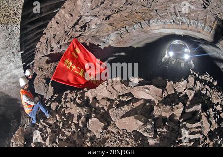 (170110) -- LINGYUAN, 10. Januar 2017 -- Bauarbeiter winken nach dem Durchbruch des Liaoxi-Tunnels, dem längsten Tunnel der Peking-Shenyang-Hochgeschwindigkeitsbahn in der Stadt Lingyuan, Provinz Liaoning im Nordosten Chinas, 10. Januar 2017, den Händen zu ihren Arbeitskollegen auf der anderen Seite. Der 13,205 km lange Tunnel der China Railway 12th Bureau Group ist mit Abstand der längste im Nordosten Chinas. (Jqk) CHINA-LIAONING-HOCHGESCHWINDIGKEITS-EISENBAHNTUNNEL (CN) YangxQing PUBLICATIONxNOTxINxCHN Ling Yuan 10. Januar 2017 Bauarbeiter Wave Hände an ihre Kollegen AUF der anderen Seite Stockfoto