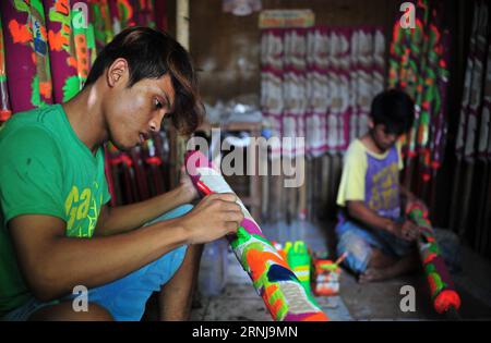 (170110) -- TANGERANG (INDONESIEN), 10. Januar 2017 -- Ein Arbeiter malt einen großen traditionellen Räucherstäbchen in einer Fabrik in Tangerang, Provinz Banten, Indonesien, 10. Januar 2017. ) (Sxk) INDONESIEN-TANGERANG-TRADITIONELLER RÄUCHERHERSTELLER Zulkarnain PUBLICATIONxNOTxINxCHN Tangerang Indonesien 10. Januar 2017 ein Arbeiter malt einen großen traditionellen Räucherstäbchen in einer Fabrik in der Provinz Tangerang Banten Indonesien 10. Januar 2017 sxk Indonesia Tangerang traditioneller Räucherstäbchen Zulkarnain PUBLICATIONxNOTxINxCHN Stockfoto