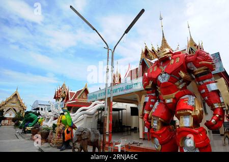 Das Foto vom 11. Januar 2017 zeigt Statuen von Comicfiguren, die neben gewöhnlichen Dekorationen im Wat Tam Ru-Tempel in der zentralthailändischen Provinz Samut Prakan am 11. Januar 2017 stehen. Um die Jugendlichen dazu zu ermutigen, Wat Tam Ru zu besuchen und buddhistische Lehren zu lernen, beschloss der Abt, die Perspektive des Tempels zu ändern, indem er Elemente der modernen Popkultur hinzufügte. Schließlich wurden die Statuen einer Reihe von Comicfiguren, darunter Iron man, Hulk und Superman, an diesen Ort der Anbetung eingeführt. ) (hy) THAILAND-SAMUT PRAKAN-BUDDHISMUS-TEMPEL-COMIC RachenxSageamsak PUBLICATIONxNOTxINxCHN Stockfoto