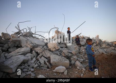 (170111) -- QALANSUWA, 11. Januar 2017 -- israelisch-arabische Jungen spielen am 11. Januar 2017 auf den Trümmern eines zerstörten Hauses in Qalansuwa im Norden Israels. Israelische Behörden rissen am Dienstag elf Häuser ab, weil sie keine Baugenehmigung hatten. ) ISRAEL-QALANSUWA-HÄUSER-ABRISS MuammarxAwad PUBLICATIONxNOTxINxCHN 170111 Jan 11 2017 israelische arabische Jungen Spielen AUF den TRÜMMERN eines abgerissenen Hauses in Nordisrael AM 11. Januar 2017 haben israelische Behörden 11 Häuser abgerissen, weil sie keine Baugenehmigungen haben AM Dienstag Israel Häuser abgerissen MuammarxAwad PUBLICATIONxNOTxINxCHN Stockfoto