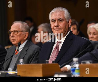 (170111) -- WASHINGTON, 11. Januar 2017 -- Rex Tillerson (R, Front) bereitet sich darauf vor, vor dem U.S. Senate Foreign Relations Committee auszusagen, während der Bestätigungsverhandlung über seine Ernennung zum US-Staatssekretär am Capitol Hill in Washington D.C., USA, am 11. Januar 2017. US-Präsident Donald Trumps Wahl für Staatssekretär Rex Tillerson am Mittwoch nannte Russland eine Gefahr für die Vereinigten Staaten und sagte, er bevorzuge die Beibehaltung der aktuellen US-Sanktionen gegen Moskau für jetzt. ) U.S.-WASHINGTON D.C.-SECRETARY OF STATE-CONFIRMATION HEARING BAOXDANDAN PUBLICATIONXNOTXINXCHN 1 Stockfoto