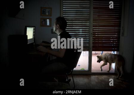 (170112) -- BUENOS AIRES, DEC 2016 -- Bild aufgenommen am 4. Januar 2017 zeigt Enrique Ferrari ein Kapitel seines Romans in seiner Wohnung in Buenos Aires, Argentinien. Ferrari, der seinen Lebensunterhalt von 23.00 bis 5.00 Uhr in der U-Bahn-Station abarbeitet, überträgt seine Leidenschaft für das Schreiben. Bis heute wurden seine Romane ins Französische und italienische übersetzt und er erhielt Auszeichnungen in Argentinien, Spanien, Frankreich und Kuba. )(zf) ARGENTINA-BUENOS AIRES-SOCIETY-WRITER-FEATURE MARTINxZABALA PUBLICATIONxNOTxINxCHN 170112 Buenos Aires DEC 2016 das Bild vom 4. Januar 2017 zeigt Enrique Ferrari, wie er einen Chapt schreibt Stockfoto