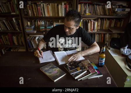 (170112) -- BUENOS AIRES, DEC 2016 -- das Bild, das am 4. Januar 2017 aufgenommen wurde, zeigt Enrique Ferrari, der sich Notizen für seine Arbeit in seiner Wohnung in Buenos Aires, Argentinien macht. Ferrari, der seinen Lebensunterhalt von 23.00 bis 5.00 Uhr in der U-Bahn-Station abarbeitet, überträgt seine Leidenschaft für das Schreiben. Bis heute wurden seine Romane ins Französische und italienische übersetzt und er erhielt Auszeichnungen in Argentinien, Spanien, Frankreich und Kuba. )(zf) ARGENTINA-BUENOS AIRES-SOCIETY-WRITER-FEATURE MARTINxZABALA PUBLICATIONxNOTxINxCHN 170112 Buenos Aires DEC 2016 das Bild vom 4. Januar 2017 zeigt Enrique Ferrari, wie er seine Notizen macht Stockfoto