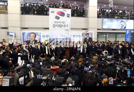 (170112) -- INCHEON, 12. Januar 2017 -- Ban Ki-moon (C), ehemaliger Generalsekretär der Vereinten Nationen, hält eine Rede, nachdem er am 12. Januar 2017 am Incheon International Airport in Incheon, Südkorea, angekommen ist. Der ehemalige UN-Generalsekretär Ban Ki-moon versuchte am Donnerstag, seine menschenfreundliche Identität unter Beweis zu stellen, als er nach dem Ende seiner zehnjährigen Amtszeit in der obersten Position der UN in sein Heimatland Südkorea zurückkehrte. ) (Sxk) SÜDKOREA-INCHEON-BAN KI-MOON-RECEPTION YaoxQilin PUBLICATIONxNOTxINxCHN 170112 Incheon Jan 12 2017 Ban KI Moon C ehemaliger Generalsekretär der Vereinten Nationen gibt A Stockfoto