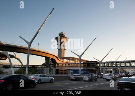 Eine neu hinzugefügte U-Bahn-Strecke, die in den LAX einmündet, verdeckt teilweise den Blick auf das berühmte Theme Building in Los Angeles, Kalifornien, USA Stockfoto