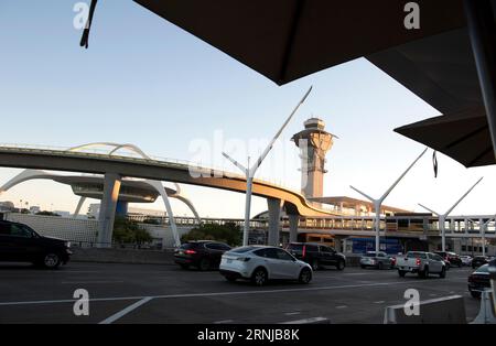 Eine neu hinzugefügte U-Bahn-Strecke, die in den LAX einmündet, verdeckt teilweise den Blick auf das berühmte Theme Building in Los Angeles, Kalifornien, USA Stockfoto