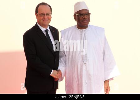 (170114) -- BAMAKO, 14. Januar 2017 -- der französische Präsident Francois Hollande (L) schüttelt mit dem malischen Präsidenten Ibrahim Boubacar Keita vor der Eröffnungszeremonie des 27. Afrika-Frankreich-Gipfels in Bamako, Mali, 14. Januar 2017. Die afrikanischen und französischen Staats- und Regierungschefs starteten hier am Samstag einen Gipfel unter hoher Sicherheit, der sich auf Schlüsselthemen wie Frieden und Sicherheit, Klima und Wirtschaft konzentrierte. ) (Djj) MALI-BAMAKO-27. AFRIKA-FRANKREICH-GIPFEL Diop PUBLICATIONxNOTxINxCHN Bamako 14. Januar 2017 der französische Präsident Francois Hollande l schüttelt vor der Eröffnung die Hände mit dem malischen Präsidenten Ibrahim Boubacar Keita Stockfoto