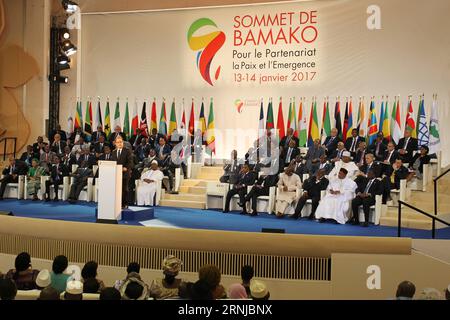 (170114) -- BAMAKO, 14. Januar 2017 -- der französische Präsident Francois Hollande spricht während der Eröffnungszeremonie des 27. Afrika-Frankreich-Gipfels in Bamako, Mali, 14. Januar 2017. Die afrikanischen und französischen Staats- und Regierungschefs starteten hier am Samstag einen Gipfel unter hoher Sicherheit, der sich auf Schlüsselthemen wie Frieden und Sicherheit, Klima und Wirtschaft konzentrierte. ) (Djj) MALI-BAMAKO-27. AFRIKA-FRANKREICH-GIPFEL Diop PUBLICATIONxNOTxINxCHN Bamako 14. Januar 2017 der französische Präsident Francois Hollande spricht während der Eröffnungszeremonie des 27. Afrika-Frankreich-Gipfels in Bamako Mali 14. Januar 2017 die afrikanischen und französischen Staats- und Regierungschefs gaben eine Summe ab Stockfoto