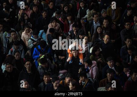 (170115) -- PEKING, 15. Januar 2017 -- Passagiere warten auf den Zug am Fuzhou Bahnhof in Fuzhou, der Hauptstadt der südöstlichen chinesischen Provinz Fujian, am 12. Januar 2017, vor dem Frühlingsfest. Das Frühlingsfest, auch chinesisches Neujahrsfest genannt, wird am 28. Januar dieses Jahres stattfinden. Der Reisereif, auch bekannt als Chunyun, beginnt am 13. Januar und dauert bis zum 21. Februar. Das Spring Festival ist der wichtigste Familienurlaub des Landes. Hunderte Millionen Menschen fahren in ihre Heimatstadt, was das Verkehrssystem sehr belastet. ) XINHUA FOTO WÖCHENTLICHE AUSWAHL SONGXWEIWEI PUBLICATIO Stockfoto