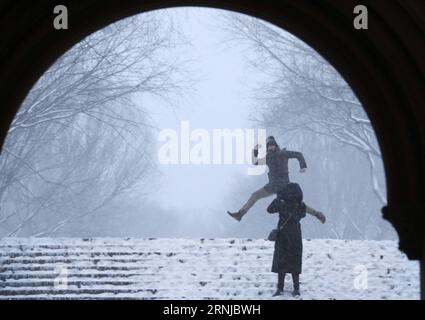 (170115) -- PEKING, 15. Januar 2017 -- Ein Mann posiert für ein Foto im Schnee im Central Park in New York, USA, 7. Januar 2017. Ein starker Sturm traf New York am Samstag. ) XINHUA FOTO WÖCHENTLICHE ENTSCHEIDUNGEN WangxYing PUBLICATIONxNOTxINxCHN 170115 Peking 15. Januar 2017 ein Mann posiert für ein Foto im Schnee im Central Park in New York die Vereinigten Staaten 7. Januar 2017 ein starker Sturm traf New York AM Samstag XINHUA Foto wöchentliche Entscheidungen WangxYing PUBLATIONxNOTxINxCHN Stockfoto