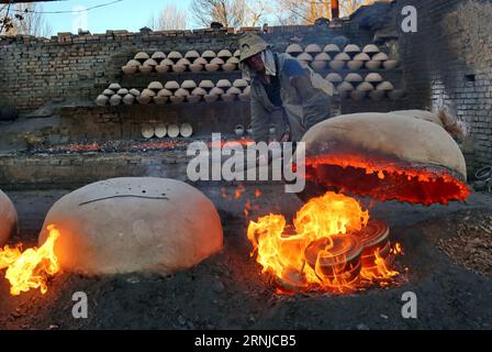 (170115) -- SHIJIAZHUANG, 15. Januar 2017 -- der Handwerker Wang QiJie deckt die Qingsha-Töpfe in Feuer, um sie in einer Werkstatt im Baihedong-Dorf im Yuxian County, nordchinesische Provinz Hebei, am 13. Januar 2017 abzukühlen. Qingshaqi, oder auch grüne Tongeräte, sind traditionelle Handwerksprodukte mit mehr als 300 Jahren Geschichte. Die Utensilien bestehen aus Gantu, einer Art lokalem Boden, und wurden zum Kochen und Kochen verwendet. Die Herstellung des Qingshaqi ist zu einem immateriellen Kulturerbe der Provinz geworden. ) (zhs) CHINA-HEBEI-GREEN TON UTENSILIEN (CN) YangxShiyao PUBLICATIONxNOTxINxCHN 170115 Shijiazhuang J Stockfoto