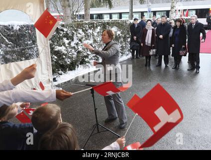 (170115) -- PEKING, 15. Januar 2017 -- der chinesische Präsident Xi Jinping und seine Frau Peng Liyuan beobachten die Aufführung eines Schweizer Kinderchores am 15. Januar 2017 am Kehrsatz-Bahnhof in Bern, der Hauptstadt der Schweiz. Nach der Begrüßungszeremonie am Flughafen Zürich reiste Xi mit einem Sonderzug der Schweizer Regierung in die Schweizer Hauptstadt Bern. Im Zug genossen Xi Jinping und Peng Liyuan Tee und Gespräche mit der Schweizer Präsidentin Doris Leuthard und ihrem Ehemann Roland Hausin. (Yxb) SCHWEIZ-CHINA-XI JINPING-TRAIN LanxHongguang PUBLICATIONxNOTxINxCHN 170115 Peking 15. Januar 20 Stockfoto