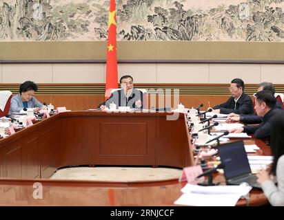(170115) -- PEKING, 15. Januar 2017 -- der chinesische Premierminister Li Keqiang (Back, C) leitet ein Symposium, um Meinungen von Experten und Unternehmern zum Entwurf eines jährlichen Regierungsarbeitsberichts in Peking, der Hauptstadt Chinas, am 13. Januar 2017 einzuholen. Der chinesische Vize-Premier Zhang Gaoli nahm an dem Symposium Teil. )(yxb) CHINA-BEIJING-LI KEQIANG-WORK REPORT-SYMPOSIUM(CN) MaxZhancheng PUBLICATIONxNOTxINxCHN 170115 Peking 15. Januar 2017 der chinesische Premierminister verließ Keqiang zurück C Vorsitzender eines SYMPOSIUMS, um Meinungen von Experten und Unternehmern ZUM Entwurf des jährlichen Arbeitsberichts der Regierung in Beijing Cap einzuholen Stockfoto