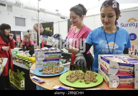 (170116) -- VANCOUVER, 15. Januar 2017 -- Aussteller bereiten Snacks für die Besucher während der Specialty Food Expo in Vancouver, Kanada, 15. Januar 2017 vor. Etwa 170 Lebensmittelexperten und -Lieferanten nehmen an der 6. Jährlichen Fachmesse für Lebensmittel Teil, die verschiedene Arten von glutenfreien und biologischen Lebensmitteln präsentiert. ) (Djj) CANADA-VANCOUVER-SPECIALTY FOOD EXPO LiangxSen PUBLICATIONxNOTxINxCHN Vancouver Januar 15 2017 Aussteller bereiten Snacks für die Besucher während der Specialty Food EXPO in Vancouver Kanada Januar 15 2017 über 170 Lebensmittelexperten und Lieferanten nehmen an der 6. Jährlichen Spezifikation Teil Stockfoto