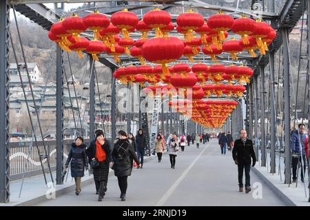 Die Menschen laufen unter roten Lampions auf der Zhongshan-Brücke über den Gelben Fluss in Lanzhou, der Hauptstadt der nordwestchinesischen Provinz Gansu, 17. Januar 2017. Mehr als 1.000 Laternen wurden auf der Zhongshan-Brücke aufgestellt, um das Frühlingsfest oder das chinesische traditionelle Mondneujahr zu begrüßen, das dieses Jahr am 28. Januar stattfindet. Fan Peishen) (xzy) CHINA-GANSU-SPRING FESTIVAL-LATERNE (CN) FanxPeikun PUBLICATIONxNOTxINxCHN Prominente laufen unter roten Laternen AUF der Zhong Shan Brücke über den Gelben Fluss in Lanzhou Hauptstadt von Nordwestchina Provinz S Gansu am 17. Januar 2017 mehr als 1 000 Laternen haben Stockfoto