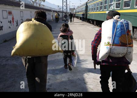 CHENGDU, 16. Januar 2017 -- Passagiere mit täglichen Bedarfen steigen aus dem 5633 grünen Zug, der auf dem Sichuan-Teil der südwestchinesischen Chengdu-Kunming-Eisenbahn am Bahnhof Tiekou, 16. Januar 2017 fährt. Während moderne Hochgeschwindigkeitszüge an neuen Bahnhöfen in ganz China vorbeifuhren, fährt ein langsamer grüner Zug immer noch durch einige Armutsgebiete des Daliang-Gebirges, in denen hauptsächlich Menschen der Yi-ethnischen Gruppe leben. Der altmodische Zug wurde 1970 in Betrieb genommen, ohne Klimaanlage und Restaurantwagen. Heute ist es immer noch eine günstige und komfortable Art für die Einheimischen zu reisen. ) (WX) CHINA-DALIANG BERGE-LANGSAM Stockfoto