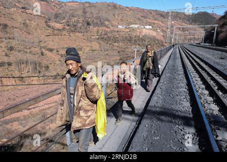 CHENGDU, 16. Januar 2017 -- Passagiere fahren zum Bahnhof Shamalada, um den 5633 grünen Zug zu nehmen, der auf dem Sichuan-Teil der südwestchinesischen Chengdu-Kunming Railway verkehrt, 16. Januar 2017. Während moderne Hochgeschwindigkeitszüge an neuen Bahnhöfen in ganz China vorbeifuhren, fährt ein langsamer grüner Zug immer noch durch einige Armutsgebiete des Daliang-Gebirges, in denen hauptsächlich Menschen der Yi-ethnischen Gruppe leben. Der altmodische Zug wurde 1970 in Betrieb genommen, ohne Klimaanlage und Restaurantwagen. Heute ist es immer noch eine günstige und komfortable Art für die Einheimischen zu reisen. ) (WX) CHINA-DALIANG BERGE-LANGSAME ZUG-TÄGLICH Stockfoto