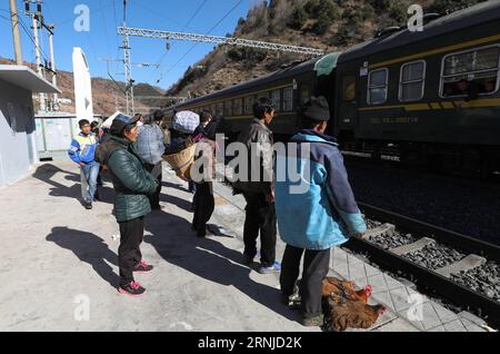 CHENGDU, 16. Januar 2017 -- Passagiere warten auf den Einstieg in den 5633 grünen Zug, der auf dem Sichuan-Teil der südwestchinesischen Chengdu-Kunming Railway am Bahnhof Shamalada, 16. Januar 2017 fährt. Während moderne Hochgeschwindigkeitszüge an neuen Bahnhöfen in ganz China vorbeifuhren, fährt ein langsamer grüner Zug immer noch durch einige Armutsgebiete des Daliang-Gebirges, in denen hauptsächlich Menschen der Yi-ethnischen Gruppe leben. Der altmodische Zug wurde 1970 in Betrieb genommen, ohne Klimaanlage und Restaurantwagen. Heute ist es immer noch eine günstige und komfortable Art für die Einheimischen zu reisen. ) (WX) CHINA-DALIANG BERGE-SLOW-SPEED-ZUG-D Stockfoto