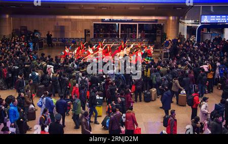 (170117) -- PEKING, 17. Januar 2017 -- Künstler der chinesischen Eisenbahnkunsttruppe treten für Passagiere am Peking-Westbahnhof in Peking, der Hauptstadt Chinas, am 17. Januar 2017 auf. Der Bahnhof hielt in Zusammenarbeit mit der Kunsttruppe am Dienstag eine Performance unter Dem Motto „Eine gemütliche Reise nach Hause“ ab, um die Passagiere zu unterhalten.) (lx) CHINA-BEIJING-RAILWAY STATION-PERFORMANCE (CN) LixWen PUBLICATIONxNOTxINxCHN Peking 17. Januar 2017 Künstler der Railway Art Troupe of China treten für Passagiere AM Beijing WEST Railway Station in Beijing Hauptstadt von China auf 17. Januar 2017 der Railway Station in Coop Stockfoto