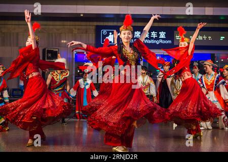 (170117) -- PEKING, 17. Januar 2017 -- Künstler der chinesischen Eisenbahnkunsttruppe treten für Passagiere am Peking-Westbahnhof in Peking, der Hauptstadt Chinas, am 17. Januar 2017 auf. Der Bahnhof hielt in Zusammenarbeit mit der Kunsttruppe am Dienstag eine Performance unter Dem Motto „Eine gemütliche Reise nach Hause“ ab, um die Passagiere zu unterhalten.) (lx) CHINA-BEIJING-RAILWAY STATION-PERFORMANCE (CN) LixWen PUBLICATIONxNOTxINxCHN Peking 17. Januar 2017 Künstler der Railway Art Troupe of China treten für Passagiere AM Beijing WEST Railway Station in Beijing Hauptstadt von China auf 17. Januar 2017 der Railway Station in Coop Stockfoto