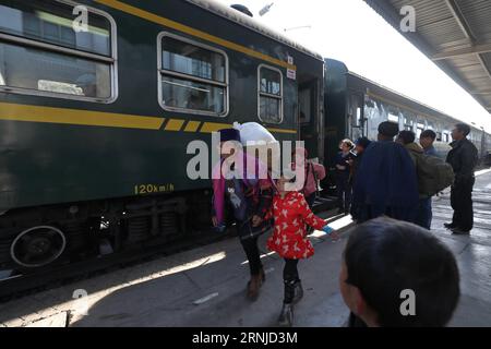 CHENGDU, 16. Januar 2017 -- Passagiere steigen aus dem 5633 grünen Zug, der auf dem Sichuan-Teil der südwestchinesischen Chengdu-Kunming-Eisenbahn am Bahnhof Xide fährt, 16. Januar 2017. Während moderne Hochgeschwindigkeitszüge an neuen Bahnhöfen in ganz China vorbeifuhren, fährt ein langsamer grüner Zug immer noch durch einige Armutsgebiete des Daliang-Gebirges, in denen hauptsächlich Menschen der Yi-ethnischen Gruppe leben. Der altmodische Zug wurde 1970 in Betrieb genommen, ohne Klimaanlage und Restaurantwagen. Heute ist es immer noch eine günstige und komfortable Art für die Einheimischen zu reisen. ) (WX) CHINA-DALIANG MOUNTAINS-SLOW-SPEED TRAIN-DAILY LIFE (CN) Stockfoto