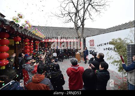 (170117) -- PEKING, 17. Januar 2017 -- die Eröffnungszeremonie einer Tempelmesse in Peking, der Hauptstadt Chinas, am 17. Januar 2017. Während der nächsten sechs Tage präsentieren traditionelle Volkskünstler ihre Werke und Techniken des immateriellen Kulturerbes auf der Tempelmesse. Li Xin) (wjl) CHINA-BEIJING-TEMPLE FAIR FOLK ART SHOW Lixin PUBLICATIONxNOTxINxCHN Peking 17. Januar 2017 die Eröffnungszeremonie einer Tempelmesse in Peking Hauptstadt von China AM 17. Januar 2017 während der nächsten sechs Tage werden traditionelle Volkskünstler ihre Werke und Techniken des immateriellen Kulturerbes AUF der Tempelmesse präsentieren links Xin C Stockfoto