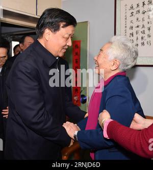 (170117) -- PEKING, 17. Januar 2017 -- Liu Yunshan (L), Mitglied des Ständigen Ausschusses des Politischen Büros des Zentralkomitees der Kommunistischen Partei Chinas (CPC), besucht den Filmkünstler Yu LAN in Peking, Hauptstadt Chinas, am 17. Januar 2017. Liu Yunshan hat prominente Kulturschaffende vor dem chinesischen Neujahrsfest besucht und ihnen Festivalgrüße geschenkt.) (Zyd) CHINA-BEIJING-LIU YUNSHAN-CULTURAL WORKERS-VISIT (CN) LixTao PUBLICATIONxNOTxINxCHN Peking 17. Januar 2017 Liu Yunshan l Mitglied des Thing Committee des Politbüros der Kommunistischen Partei Chinas Zentral Stockfoto