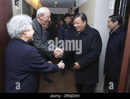 (170117) -- PEKING, 17. Januar 2017 -- Liu Yunshan (2. R), Mitglied des Ständigen Komitees des Politischen Büros des Zentralkomitees der Kommunistischen Partei Chinas (KPCh), besucht den Ölmaler Zhan Jianjun in Peking, der Hauptstadt Chinas, am 17. Januar 2017. Liu Yunshan hat prominente Kulturschaffende vor dem chinesischen Neujahrsfest besucht und ihnen Festivalgrüße geschenkt.) (Zyd) CHINA-BEIJING-LIU YUNSHAN-CULTURAL WORKERS-VISIT (CN) PangxXinglei PUBLICATIONxNOTxINxCHN Peking Jan 17 2017 Liu Yunshan 2. R Mitglied des Thing Committee des Politischen Büros der Kommunistischen Partei o Stockfoto