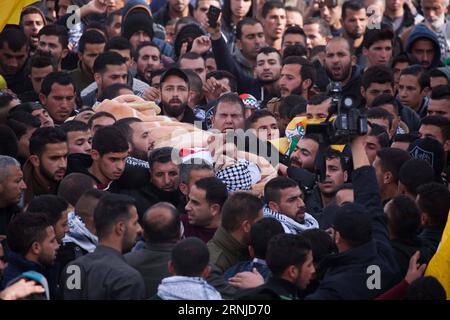 (170117) -- BETHLEHEM, 17. Januar 2017 -- Trauernde tragen die Leiche des Palästinensers Qusai Al-Amour, 17, während seiner Beerdigung im Westjordorf Tuqu bei Bethlehem, am 17. Januar 2017. Al-Amour wurde von israelischen Soldaten bei Zusammenstößen mit Demonstranten am Montag erschossen, laut Angaben des israelischen Militärs und palästinensischer Vertreter. (Sxk) MIDEAST-BETHLEHEM-BEGRÄBNIS LuayxSababa PUBLICATIONxNOTxINxCHN BETHLEHEM 17. Januar 2017 Morne trägt die Leiche des PALÄSTINENSISCHEN Al Amour 17 während seiner Beerdigung im WESTJORDDORF Tuque bei BETHLEHEM AM 17. Januar 2017 Al Amour, der von israelischen Soldaten erschossen wurde Stockfoto