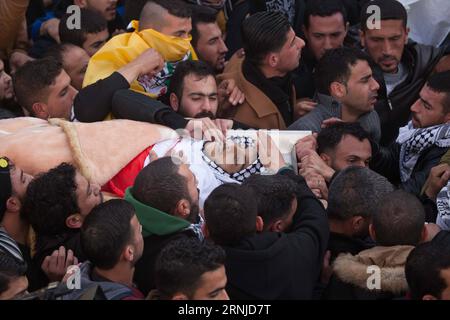 (170117) -- BETHLEHEM, 17. Januar 2017 -- Trauernde tragen die Leiche des Palästinensers Qusai Al-Amour, 17, während seiner Beerdigung im Westjordorf Tuqu bei Bethlehem, am 17. Januar 2017. Al-Amour wurde von israelischen Soldaten bei Zusammenstößen mit Demonstranten am Montag erschossen, laut Angaben des israelischen Militärs und palästinensischer Vertreter. (Sxk) MIDEAST-BETHLEHEM-BEGRÄBNIS LuayxSababa PUBLICATIONxNOTxINxCHN BETHLEHEM 17. Januar 2017 Morne trägt die Leiche des PALÄSTINENSISCHEN Al Amour 17 während seiner Beerdigung im WESTJORDDORF Tuque bei BETHLEHEM AM 17. Januar 2017 Al Amour, der von israelischen Soldaten erschossen wurde Stockfoto