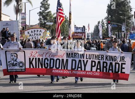 170117 -- LOS ANGELES, 16. Januar 2017 -- Menschen nehmen an der 32. Jährlichen Kingdom Day Parade in Los Angeles, USA, am 16. Januar 2017 Teil. Die jährliche Kingdom Day Parade wird zu Ehren des Bürgerrechtlers Martin Luther King Jr. abgehalten, und das diesjährige Thema ist mehr denn je: Wir alle müssen zusammenarbeiten. U.S.-LOS ANGELES-KINGDOM DAY PARADA ZHAOXHANRONG PUBLICATIONXNOTXINXCHN Stockfoto