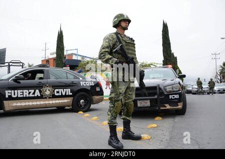 (170118) -- MONTERREY (MEXIKO), 18. Januar 2017 -- Ein Sicherheitsbeamter steht vor der American School of the Northeast, wo am 18. Januar 2017 in Monterrey, Nuevo Leon State, Mexiko, Eine Schießerei stattfand. Mindestens fünf Personen, darunter vier Teenager und ein Lehrer, wurden Anfang Mittwoch schwer verletzt, nachdem ein Schüler in seinem Klassenzimmer in der Privatschule Feuer eröffnete. MEXIKO-MONTERREY-SCHOOL-SHOOTING STR PUBLICATIONxNOTxINxCHN Monterrey Mexiko 18. Januar 2017 ein Sicherheitsmitglied steht vor der American School of the Northeast, wo in Monterrey Nuevo Le eine Schießerei stattfand Stockfoto