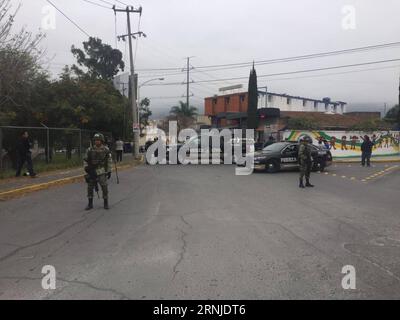(170118) -- MONTERREY (MEXIKO), 18. Januar 2017 -- Sicherheitsmitglieder stehen in der Nähe der American School of the Northeast, wo am 18. Januar in Monterrey, Nuevo Leon, Mexiko, eine Schießerei stattfand, auf der Wache. 2017. mindestens fünf Personen, darunter vier Jugendliche und ein Lehrer, wurden Anfang Mittwoch schwer verletzt, nachdem ein Schüler in seinem Klassenzimmer in der Privatschule Feuer eröffnete. ) MEXIKO-MONTERREY-SCHOOL-SHOOTING ABCxNewspaper PUBLICATIONxNOTxINxCHN Monterrey Mexiko 18. Januar 2017 Sicherheitsmitglieder stehen in der Nähe der American School of the Northeast, wo in Monterrey Nuevo eine Schießerei stattfand Stockfoto