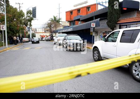 (170118) -- MONTERREY (MEXIKO), 18. Januar 2017 -- Menschen versammeln sich vor der American School of the Northeast, wo am 18. Januar 2017 in Monterrey, Nuevo Leon State, Mexiko, eine Schießerei stattfand. Mindestens fünf Personen, darunter vier Teenager und ein Lehrer, wurden Anfang Mittwoch schwer verletzt, nachdem ein Schüler in seinem Klassenzimmer in der Privatschule Feuer eröffnete. MEXIKO-MONTERREY-SCHOOL-SHOOTING STR PUBLICATIONxNOTxINxCHN Monterrey Mexiko 18. Januar 2017 Prominente versammeln sich vor der American School of the Northeast, wo AM 18. Januar 201 in Monterrey Nuevo Leon State Mexico eine Schießerei stattfand Stockfoto
