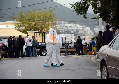 (170118) -- MONTERREY (MEXIKO), 18. Januar 2017 -- Sicherheitsmitglieder stehen Wache, wenn forensische Arbeiter an der American School of the Northeast ankommen, wo am 18. Januar 2017 in Monterrey, Nuevo Leon State, Mexiko, eine Schießerei stattfand. Mindestens fünf Personen, darunter vier Teenager und ein Lehrer, wurden Anfang Mittwoch schwer verletzt, nachdem ein Schüler in seinem Klassenzimmer in der Privatschule Feuer eröffnete. MEXIKO-MONTERREY-SCHOOL-SHOOTING STR PUBLICATIONxNOTxINxCHN Monterrey Mexiko 18. Januar 2017 Sicherheitsmitglieder stehen als forensische Arbeiter IN der American School of the Northeast an, wo A ankommt Stockfoto