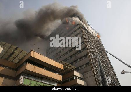 Themen der Woche Bilder des Tages Einkaufszentrum in Teheran nach Brand eingestürzt (170119) -- TEHERAN, 19. Januar 2017 -- iranische Feuerwehrleute arbeiten am 19. Januar 2017 in einem Geschäftshaus in der iranischen Innenstadt. Mindestens 30 Menschen wurden beim Zusammenbruch eines 17-stöckigen Geschäftsgebäudes in der iranischen Hauptstadt Teheran am Donnerstagmorgen getötet, berichtete Press TV. ) (wtc) IRAN-TEHERAN-FIRE AhmadxHalabisaz PUBLICATIONxNOTxINxCHN Themen die Woche Bilder das Day Shopping Centre in TEHERAN nach dem Zusammenbruch VON Brand TEHERAN 19. Januar 2017 iranische Feuerwehrleute arbeiten AN einem Geschäftshaus in der Innenstadt von TEHERAN IR Stockfoto