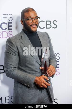 LOS ANGELES, 18. Januar 2017 -- Tyler Perry posiert mit dem Award for Favorite Humanitarian of the People s Choice Awards am Microsoft Theater in Los Angeles, USA, 18. Januar 2017. )(zhf) U.S.-LOS ANGELES-PEOPLE S CHOICE AWARDS ZhangxChaoqun PUBLICATIONxNOTxINxCHN Los Angeles 18. Januar 2017 Tyler Perry posiert mit dem Award for Favorite Humanitarian of the Prominrities S Choice Awards IM Microsoft Theatre in Los Angeles den United States 18. Januar 2017 zhf U S Los Angeles Celebrities S Choice Awards ZhangxChaoqun PUBLICATIONxNOTxINxCHN Stockfoto