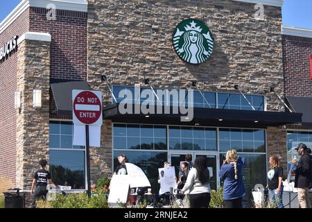 Starbucks-Mitarbeiter gehen mit Plakaten vom Arbeitsplatz weg, um den Streik im Starbucks Coffee Shop in Ledgewood zu unterstützen. Starbucks-Mitarbeiter streiken in den New Jersey-Städten Montclair, Summit und Ledgewood und streiken auch in Danbury, Connecticut. Arbeiter gingen von der Arbeit in den verschiedenen Filialen des Coffee Shops, sie gingen in einen unfairen Arbeitsstreik (ULP), um gegen die Entlassung von Celeste Cruz, Schichtleiterin am Starbucks-Standort Montclair, New Jersey, zu protestieren. „Der heutige ULP-Streik ist ein Protest gegen die ungerechte Entlassung von Celeste Cruz, die seit über fünf Jahren bei Starbucks beschäftigt ist Stockfoto