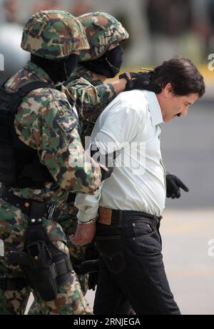 (170120) -- CIUDAD JUAREZ, 20. Januar 2017 -- Aktenfoto vom 22. Februar 2014 zeigt den Drogenlord Joaquin Guzman Loera, alias El Chapo, der den Medien in Mexiko-Stadt, der Hauptstadt Mexikos, vorgestellt wird. Die mexikanische Regierung gab am 19. Januar 2017 bekannt, dass Joaquin Guzman Loera an die USA ausgeliefert wird. (yk) MEXIKO-CIUDAD JUAREZ-DROGENHÄNDLER-GUZMAN LOERA DavidxdexlaxPaz PUBLICATIONxNOTxINxCHN Ciudad Juarez Jan 20 2017 Aktenfoto aufgenommen AM 22. Februar 2014 zeigt Droge Lord Joaquin Guzman Loera alias El Chapo den Medien in Mexiko-Stadt Hauptstadt von Mexiko, die MEXIKANISCHE Regierung angekündigt hat Stockfoto