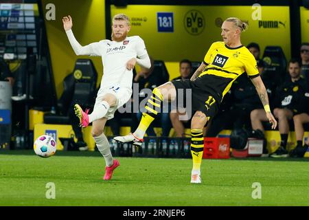 Dortmund, Deutschland. September 2023. Marius Wolf (R) von Borussia Dortmund bestreitet mit Jan-Niklas Beste vom FC Heidenheim im ersten Spiel der 3. Runde der Bundesliga zwischen Borussia Dortmund und dem FC Heidenheim in Dortmund, 1. September 2023. Quelle: Joachim Bywaletz/Xinhua/Alamy Live News Stockfoto