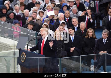 (170120) -- WASHINGTON, 20. Januar 2017 -- US-Präsident Donald Trump hält seine Antrittsrede, nachdem er am 20. Januar 2017 als 45. Präsident der Vereinigten Staaten während der Einweihungszeremonie im US-Kapitol in Washington D.C. vereidigt wurde. ) US-WASHINGTON D.C.-PRÄSIDENT-EINWEIHUNGSZEREMONIE-DONALD TRUMP YinxBogu PUBLICATIONxNOTxINxCHN Washington 20. Januar 2017 US-Präsident Donald Trump hält seine Antrittsrede, nachdem er während der Einweihungszeremonie IM US-Capito als 45. Präsident der Vereinigten Staaten vereidigt wurde Stockfoto