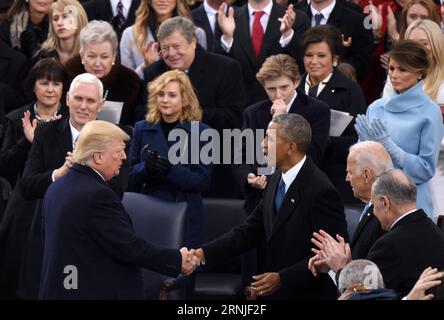 (170120) -- WASHINGTON, 20. Januar 2017 -- US-Präsident Donald Trump gibt dem ehemaligen US-Präsidenten Barack Obama die Hand, nachdem er seine Antrittsrede während der Einweihungszeremonie im US-Kapitol in Washington D.C., den Vereinigten Staaten, am 20. Januar 2017 gehalten hat. Donald Trump wurde am Freitag als 45. Präsident der Vereinigten Staaten vereidigt. US-WASHINGTON D.C.-PRÄSIDENT-EINWEIHUNGSZEREMONIE-DONALD TRUMP YinxBogu PUBLICATIONxNOTxINxCHN Washington 20. Januar 2017 US-Präsident Donald Trump gibt nach seiner Amtseinführung A die Hand an den ehemaligen US-Präsidenten Barack Obama Stockfoto