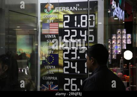 (170121) -- MEXIKO-STADT, 20. Januar 2017 -- Ein Mann schaut sich eine Plakatwand an, die den Preis des mexikanischen Peso gegenüber dem US-Dollar zeigt, in einem Wechselhaus am Internationalen Flughafen von Mexiko-Stadt, Hauptstadt von Mexiko, 20. Januar 2017. Ein US-Dollar wurde bis zu 23 mexikanische Pesos am Flughafen verkauft, bevor Donald Trump am Freitag als Präsident der USA eingeweiht wurde. Hector Alfaro/) (zxj) MEXIKO-MEXIKO CITY-ECONOMY-DOLLAR ObturadorMX PUBLICATIONxNOTxINxCHN Mexico CITY Jan 20 2017 ein Mann schaut sich eine Plakatwand AN, die den Preis des MEXIKANISCHEN Peso gegenüber dem US-Dollar in das Exchange House am zeigt Stockfoto