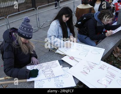 (170121) -- LONDON, 21. Januar 2017 -- Demonstranten schreiben Plakate vor dem Frauenmarsch in London, England am 21. Januar 2017. Der Frauenmarsch begann in Washington DC, wurde aber bald zu einem globalen Marsch, der alle betroffenen Bürgerinnen und Bürger auffordert, sich für Gleichheit, Vielfalt und Integration einzusetzen und die Rechte der Frauen weltweit als Menschenrechte anzuerkennen. ) GROSSBRITANNIEN-LONDON-WOMEN S MARCH ON LONDON HanxYan PUBLICATIONxNOTxINxCHN London Jan 21 2017 Demonstranten vor dem Women S March in London schreiben England AM 21. Januar 2017 der Women S March entstand in Washington DC, aber Soo Stockfoto