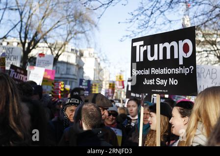 (170121) -- LONDON, 21. Januar 2017 -- Demonstranten halten Plakate während des Frauenmarsches in London, England am 21. Januar 2017. Der Frauenmarsch begann in Washington DC, wurde aber bald zu einem globalen Marsch, der alle betroffenen Bürgerinnen und Bürger auffordert, sich für Gleichheit, Vielfalt und Integration einzusetzen und die Rechte der Frauen weltweit als Menschenrechte anzuerkennen. ) GROSSBRITANNIEN-LONDON-WOMEN S MARCH ON LONDON HanxYan PUBLICATIONxNOTxINxCHN London Jan 21 2017 Demonstranten Halten Plakate während des Women S March in London England AM 21. Januar 2017 der Women S March entstand in Washington DC, aber bald sprießen sie Stockfoto