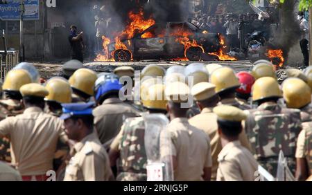 Fahrzeuge werden während eines Protestes gegen das Jallikattu-Verbot in Chennai, der Hauptstadt des südöstlichen indischen Bundesstaates Tamil Nadu, am 23. Januar 2017 in Brand gesetzt. Der südindische Bundesstaat Tamil Nadu hat am Montag ein neues Gesetz verabschiedet, um den umstrittenen Stierkampfsport wiederzubeleben - Jallikattu. Das Gesetz wurde einstimmig von den Gesetzgebern im staatlichen Gesetzgeber verabschiedet und ersetzte damit eine Verordnung, die letzte Woche erlassen wurde, um den Sport wieder aufzunehmen. )(gj) INDIA-CHENNAI-JALLIKATTU BAN-PROTEST Stringer PUBLICATIONxNOTxINxCHN FAHRZEUGE werden während eines Protestes gegen Jallikattu Ban in Chennai Hauptstadt des südöstlichen indischen S in Brand gesetzt Stockfoto