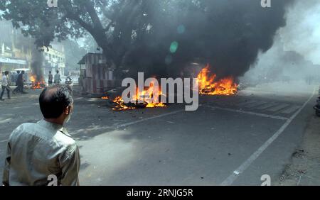 Fahrzeuge werden während eines Protestes gegen das Jallikattu-Verbot in Chennai, der Hauptstadt des südöstlichen indischen Bundesstaates Tamil Nadu, am 23. Januar 2017 in Brand gesetzt. Der südindische Bundesstaat Tamil Nadu hat am Montag ein neues Gesetz verabschiedet, um den umstrittenen Stierkampfsport wiederzubeleben - Jallikattu. Das Gesetz wurde einstimmig von den Gesetzgebern im staatlichen Gesetzgeber verabschiedet und ersetzte damit eine Verordnung, die letzte Woche erlassen wurde, um den Sport wieder aufzunehmen. )(gj) INDIA-CHENNAI-JALLIKATTU BAN-PROTEST Stringer PUBLICATIONxNOTxINxCHN FAHRZEUGE werden während eines Protestes gegen Jallikattu Ban in Chennai Hauptstadt des südöstlichen indischen S in Brand gesetzt Stockfoto